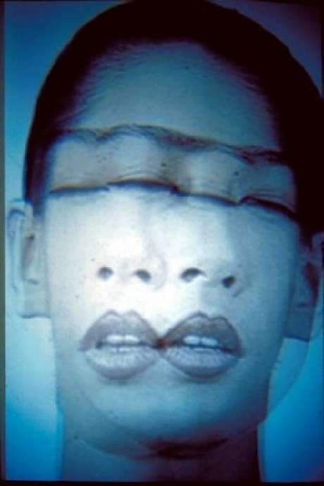 MODELL 5 is a performance‑installation that subjects Japanese artist Akemi Takeya’s face to manipulations, turning it into a cyborg‑like hybrid. Four on‑screen clones drive a dynamic narrative. Granular‑synthesis—originally an audio technique—on video frames and audio grains pulls fragmented expressions, revealing a frantic alter‑ego.